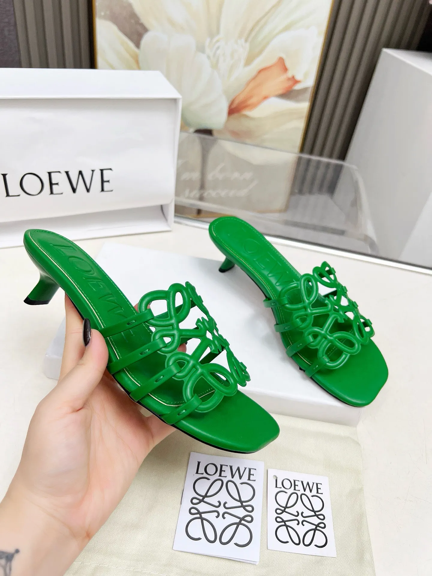 👟👟Ex-factory price 500👟👟 LOEWE 2025 SS summer limited edition hollow slippers, it is a very comprehensive noble fashion brand, highly recommended to all little fairies.   1⃣️Material: Imported cowhide 2⃣️Inner lining: Imported Italian lambskin, super soft and delicate 3⃣️Outsole: Imported Italian original original color genuine leather outsole Heel height 4.5 4⃣️Code number: 35 to 39 (40.41.42.43. Customized)